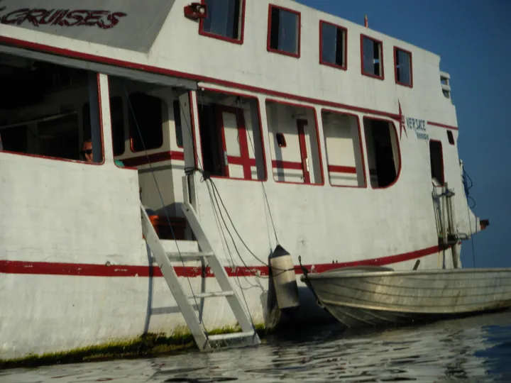 De Versace Amara met de sloep. Foto Ben Quinn