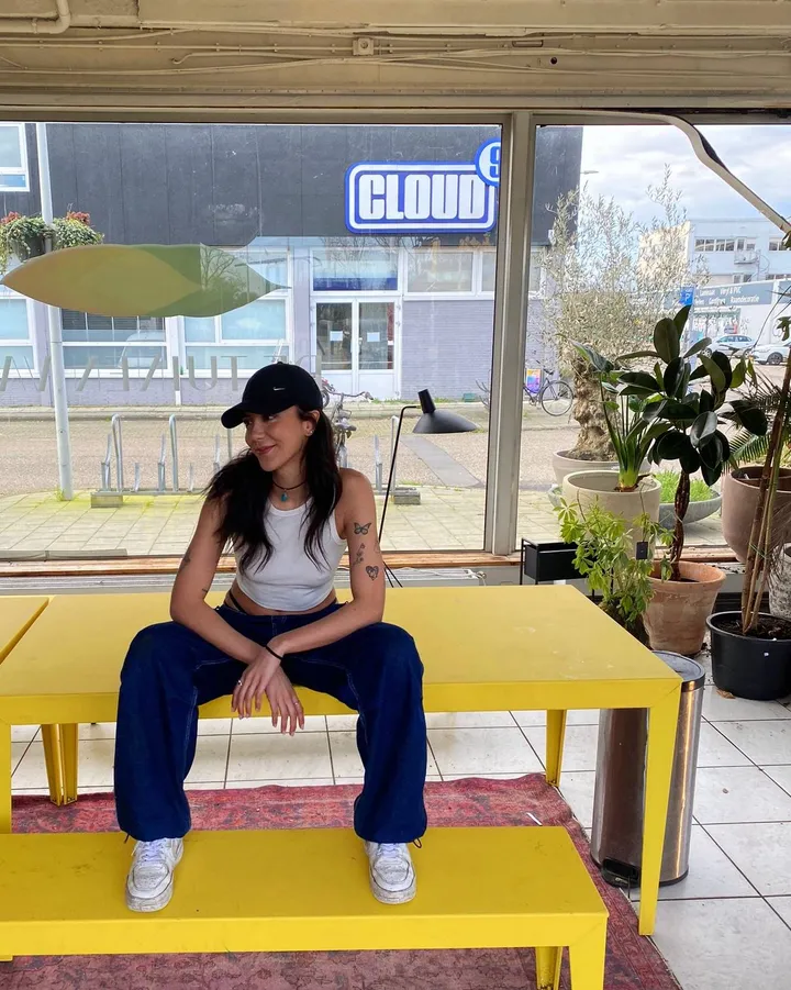 Sanne vlak voor de eerste illegale in de plantenwinkel