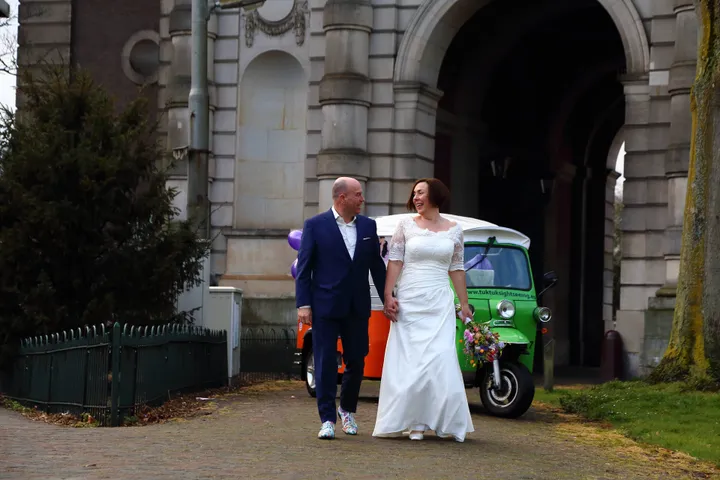 Trouwfoto met tuk tuk, Amsterdam maart 2018