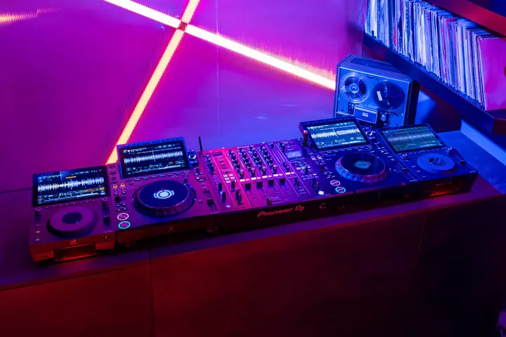 CDJ-1500X_LifestyleImages_AskForJanice_06_LR_2048x1366