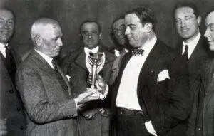 Jules_Rimet_rauljude_1930-300x191