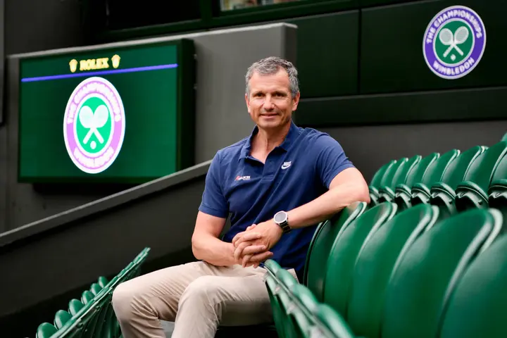 Krajicek op de tribune van Centre Court©Krajicek Foundation _Maaike Petri