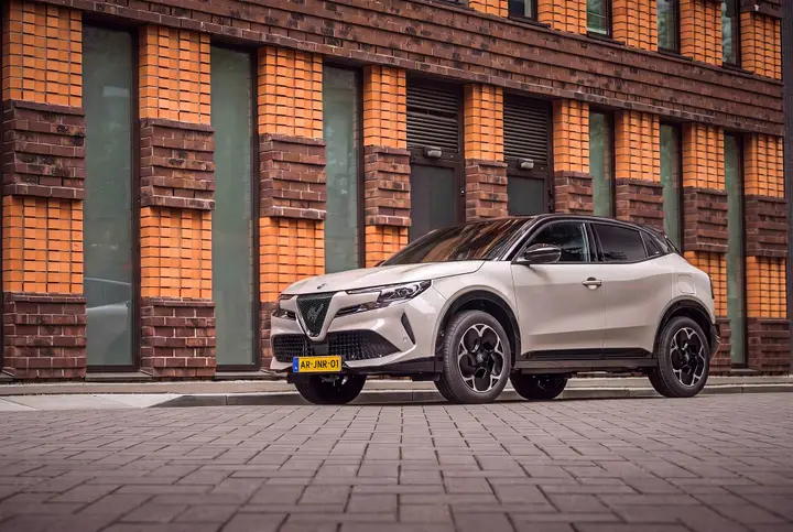 06-smart-casual-alfa-romeo-introduceert-de-nieuwe-junior-sprint