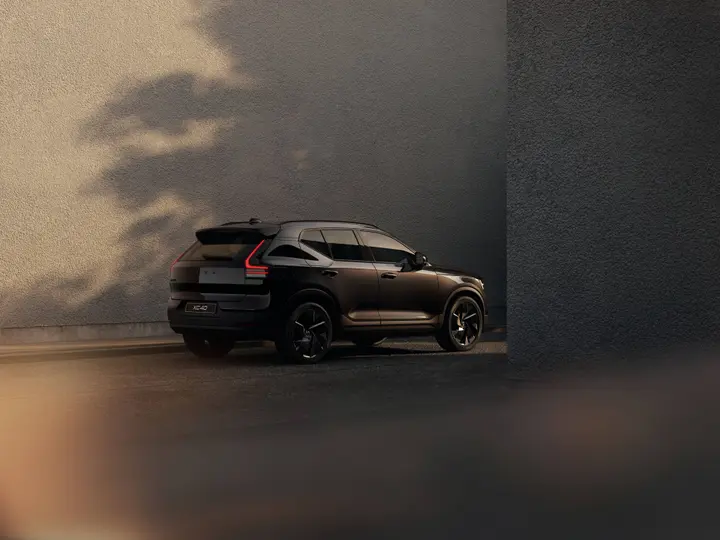 Black_edition_The_New_Volvo_XC40_Exterior_3QRear