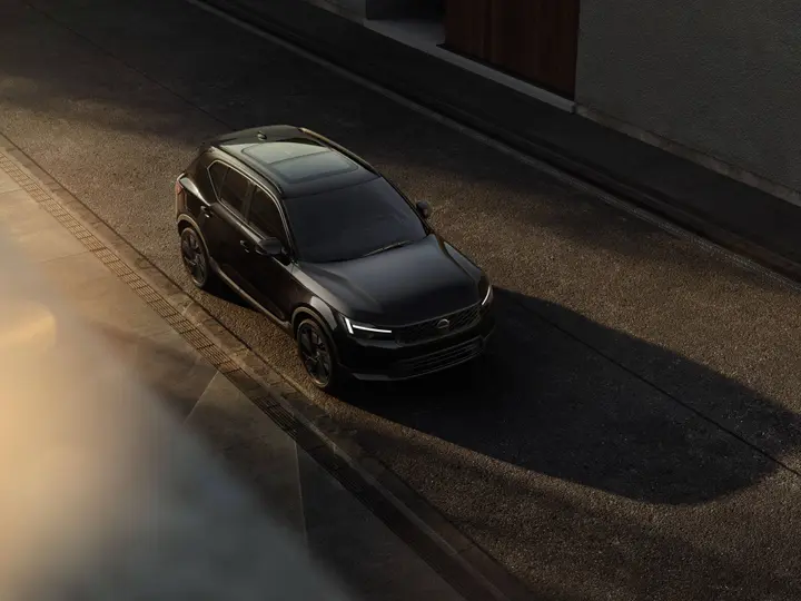 Black_edition_The_New_Volvo_XC40_Exterior_Elevated3QFront