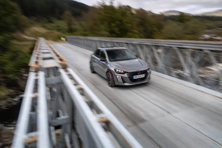 PEUGEOT_E208GTITESTDRIVE_1891