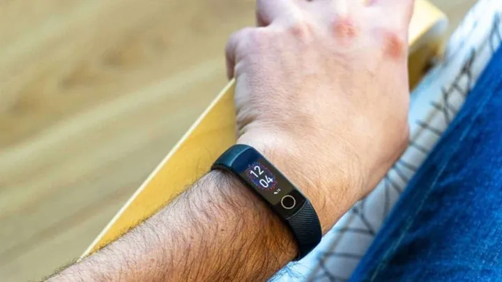 10 fitness trackers in singapore in 2022 honor band 5