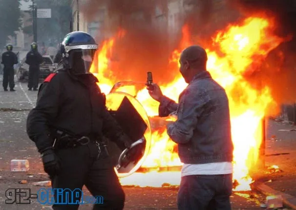 london riot blackberry