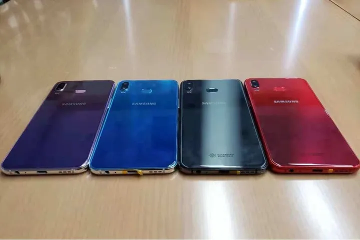 samsung galaxy a6s shows off a range of gradient colors in hands on images