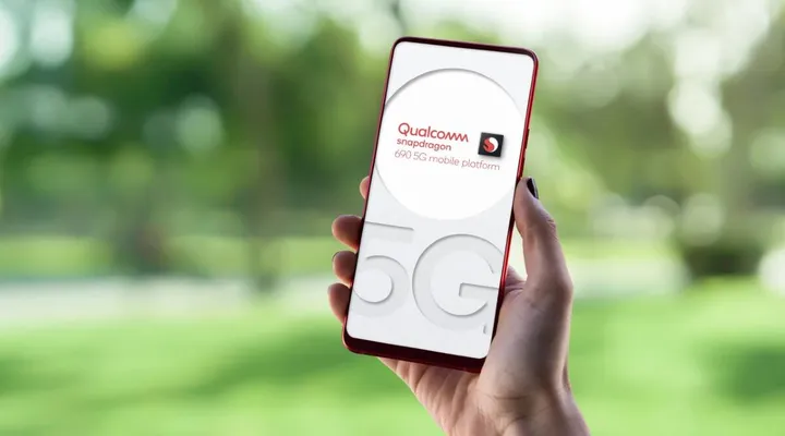 sd 690 5g in female hand