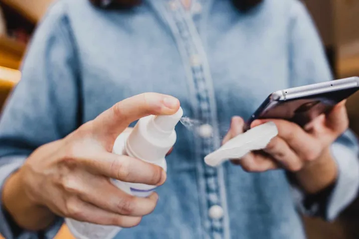 wiping smartphone screen a