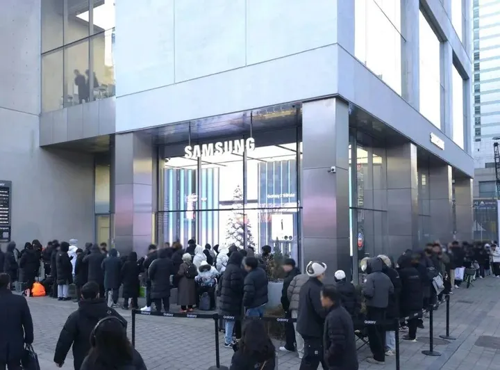 Gangnam-Store-Galaxy-Z-TriFold-1