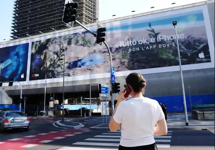 Apple_replaced_the_billboard_picture_starring_the_1786865790499