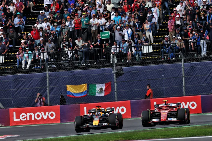 Max Verstappen en Carlos Sainz tijdens de 2024 Mexico GP