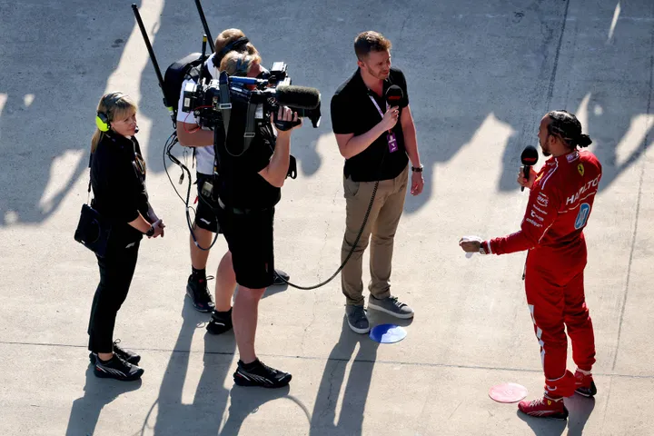 Brundle afgebeeld terwijl hij eerder dit jaar met Hamilton in China praat