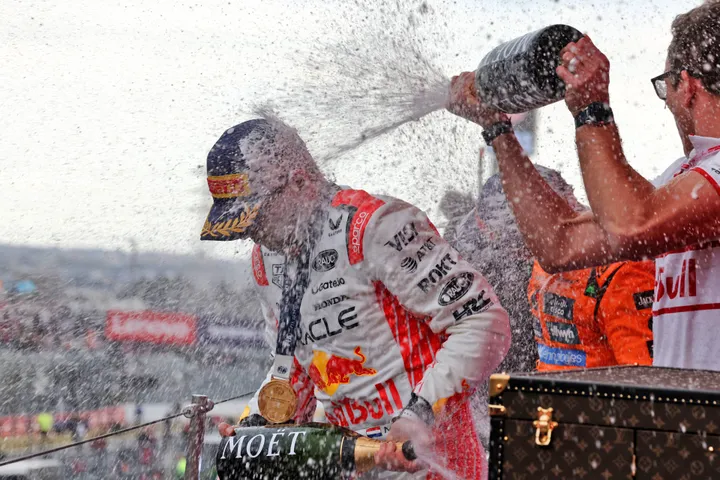 Max Verstappen viert eerste overwinning van 2025 in Japan