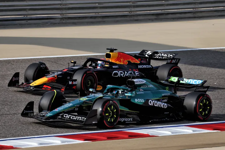 Max Verstappen en Lance Stroll naast elkaar in Bahrein