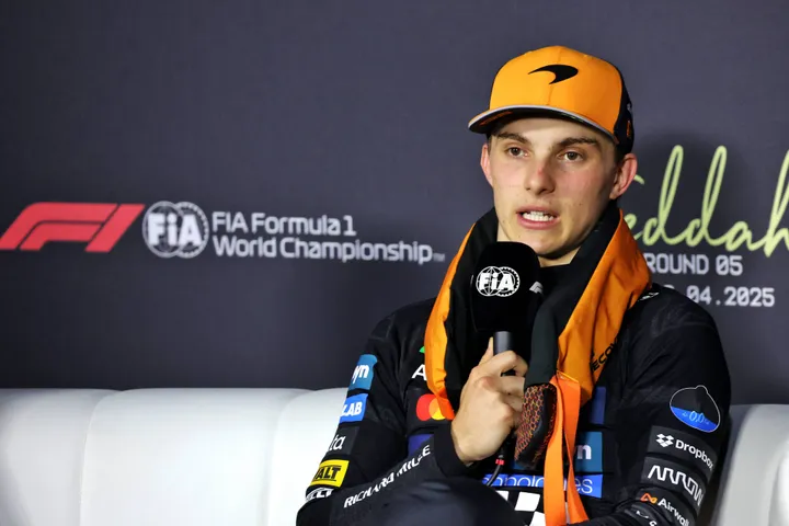Piastri tijdens de persconferentie na de Grand Prix van Saoedi-Arabië