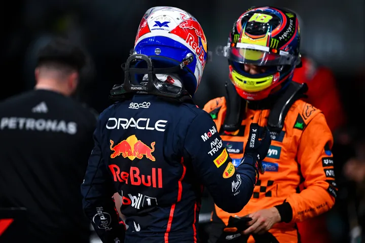 Max Verstappen feliciteert Oscar Piastri met zijn zege in Jeddah.