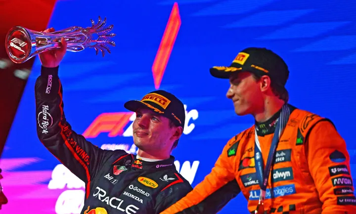 Max Verstappen en Oscar Piastri op het podium in Jeddah