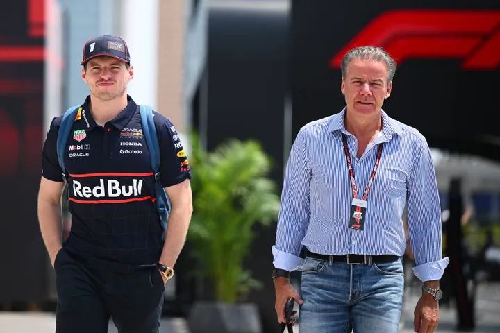 verstappen bij aankomst in jeddah