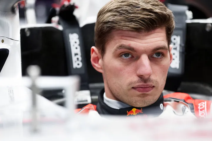 verstappen in de wagen in japan