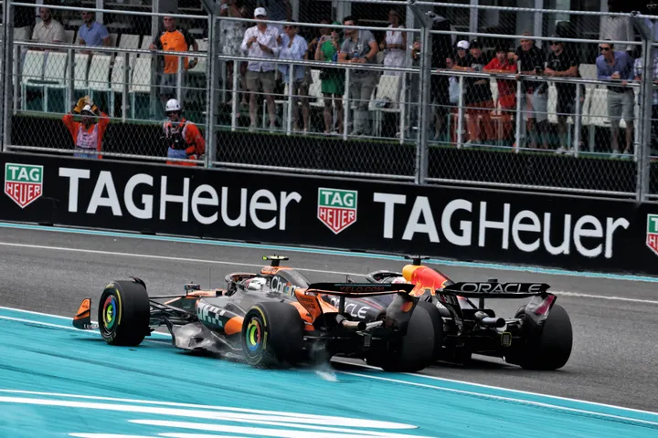 &nbsp;Max Verstappen (NLD) Red Bull Racing RB21 and Lando Norris (GBR) McLaren MCL39 battle for position.