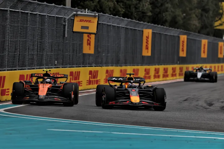 Lando Norris had meerdere inhaalpogingen nodig om Max Verstappen te passeren in Miami.