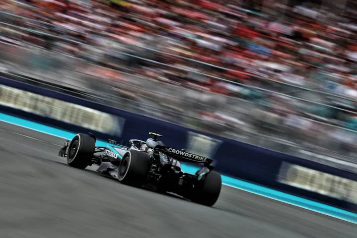 Andrea Kimi Antonelli aan boord van zijn Mercedes W16 in Miami