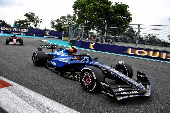 Carlos Sainz in zijn FW47 die zijn positie verdedigt tegenover een Ferrari in Miami