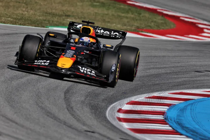 Verstappen in actie op het Circuit de Barcelona-Catalunya.