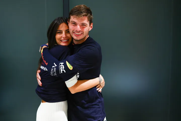 Max Verstappen en zijn vriendin Kelly Piquet omhelzen elkaar.