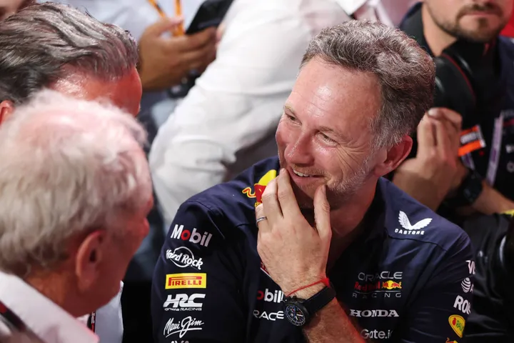 Christian Horner lachend na een zege voor Max Verstappen