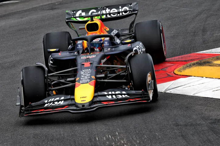 Max Verstappen in actie op het stratencircuit van Monaco