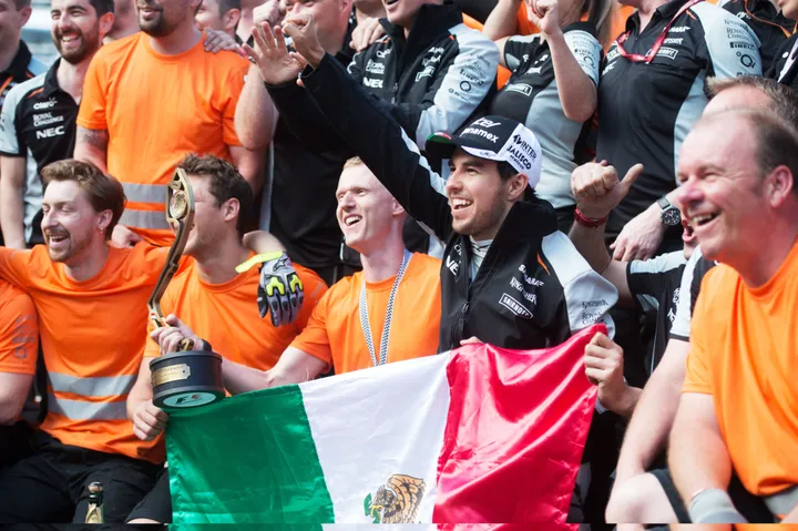 Sergio Perez viert zijn derde plaats bij de GP van Monaco 2016 met Force India.