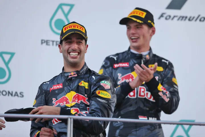 Daniel Ricciardo was de meest succesvolle teamgenoot van Max Verstappen bij Red Bull Racing. In 2016 finishte ze eerste en tweede in de GP van Maleisië.
