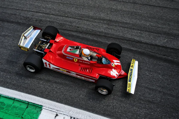 Jody Scheckter in zijn kampioenschapswinnende Ferrari 312T4 uit 1979 op het Autodromo Internazionale Monza in 2019.