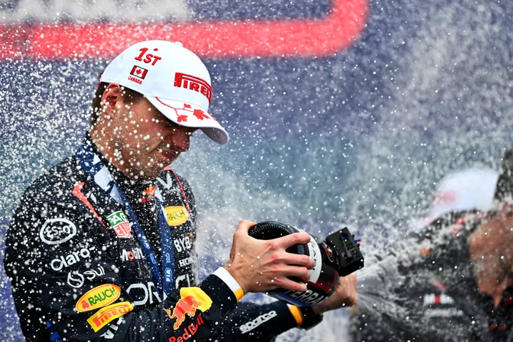 Verstappen viert op het podium zijn 60e overwinning in zijn F1-carrière in Montreal.