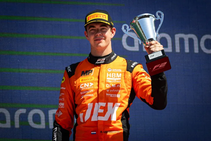 Verschoor na zijn overwinning in de Formule 2-sprintrace van Spanje.