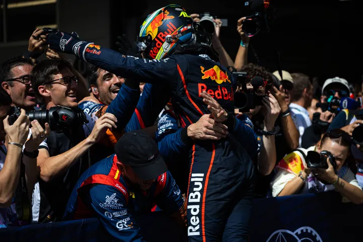 Arvid Lindblad won the F2-feature race in Barcelona.