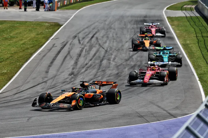 Norris gevolgd door Leclerc tijdens de eerste stint van de race
