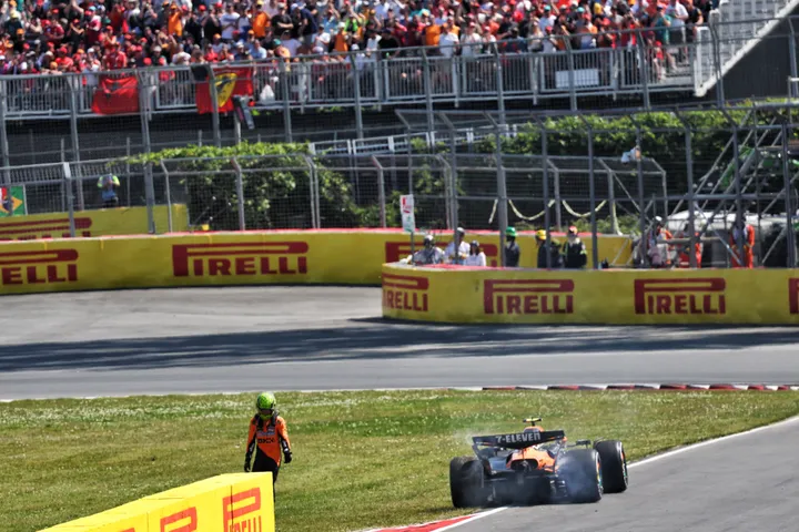 Norris loopt weg na de crash in Canada.