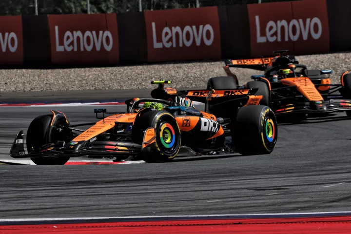 Norris en Piastri tijdens de race.