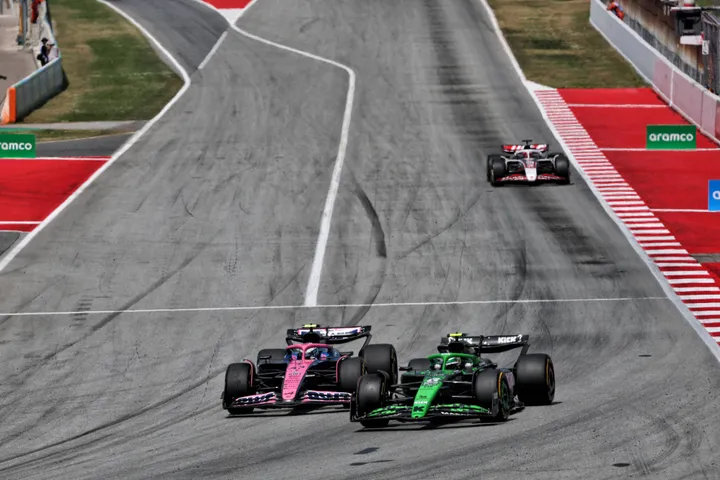 bortoleto and colapinto battle for position in barcelona