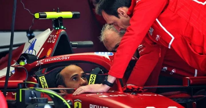 Hamilton in gesprek met zijn Ferrari-engineer Riccardo Adami.