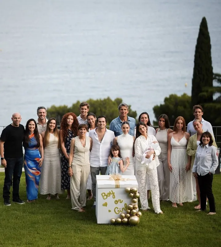 Kelly Piquet met haar familie in Monaco