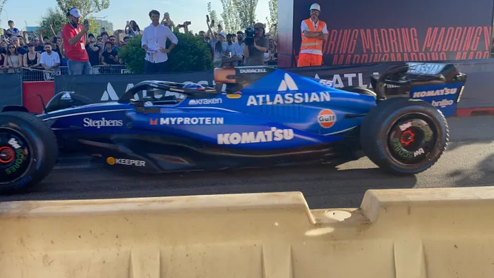 De ambassadeur van de MadRing, Sainz, rijdend met zijn Williams op het circuit