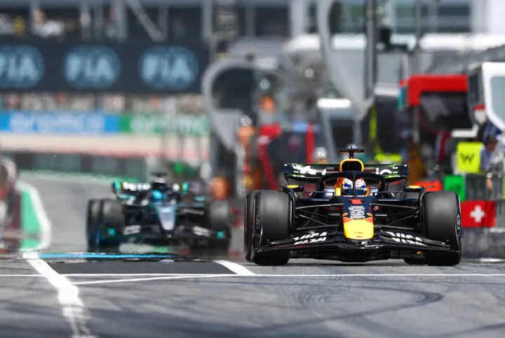 Max Verstappen, George Russell pitlane Barcelona