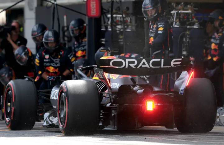 Max Verstappen bij een van zijn pitstops tijdens de Grand Prix van Spanje
