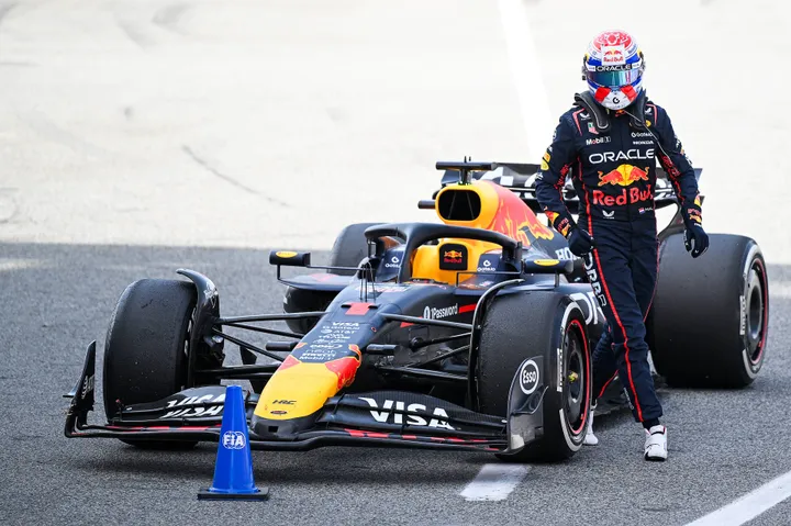 Max Verstappen verlaat zijn Red Bull Racing RB21 na de Spaanse Grand Prix.